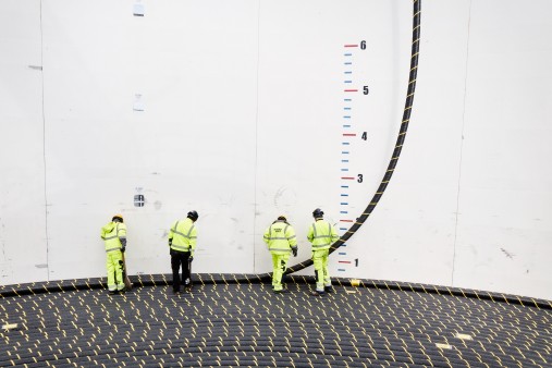 Arbeiter auf dem Schiff NKT Victoria hantieren mit dem NordLink-Kabel