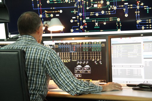 In TenneT's control room in the town of Lehrte, an employee checks the work on the computer screen.