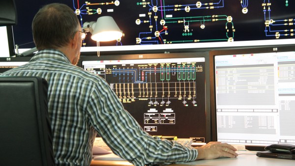 In TenneT's control room in the town of Lehrte, an employee checks the work on the computer screen.