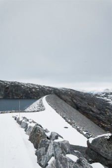 Auf dem Svartevatn-Damm liegt Schnee. 