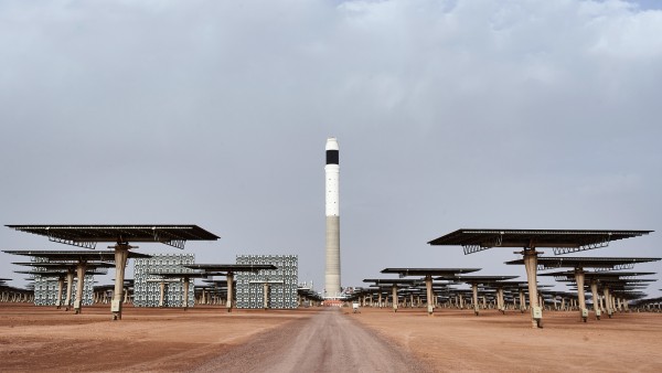 Solar tower between concrete pylons 