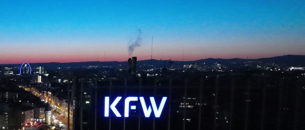 KfW-Logo am Haupthaus nach Anbruch der Dunkelheit