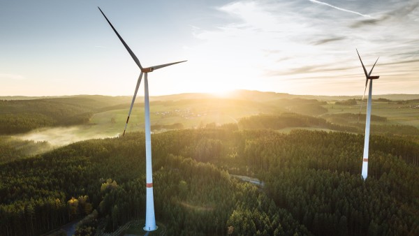 Zwei Windräder im Sonnenuntergang