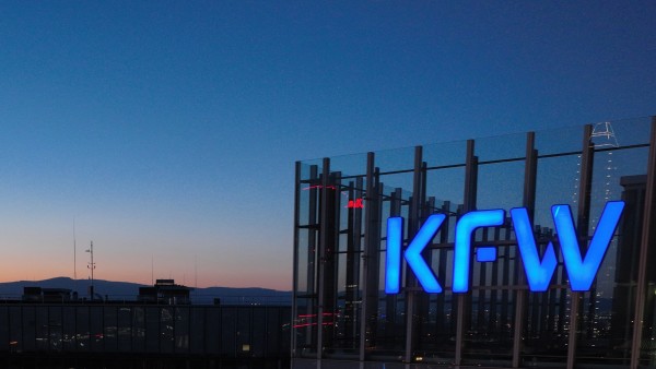 KfW-Logo am Haupthaus nach Anbruch der Dunkelheit
