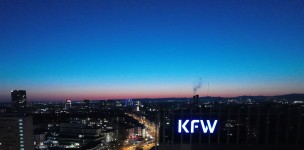 KfW-Logo am Haupthaus nach Anbruch der Dunkelheit