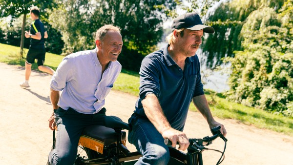 Bjarne Mädel and Jürgen Perschon ride together on the African e-bike.