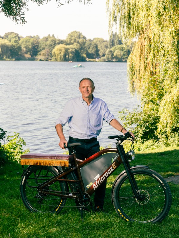 Jürgen Perschon mit dem African E-Bike an der Alster.