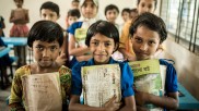 Schülerinnen in Bangladesch lächeln in die Kamera