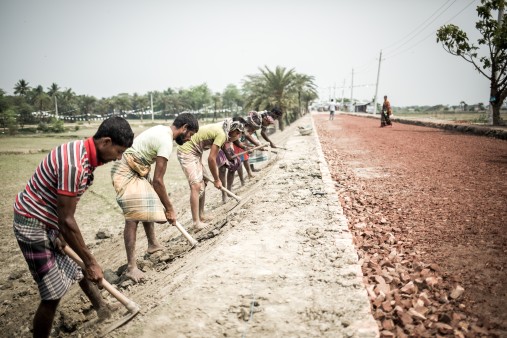 Straßen in Bangladesch werden jetzt so gebaut, dass sie wie Dämme vor Hochwasser schützen können.