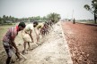 Straßen in Bangladesch werden jetzt so gebaut, dass sie wie Dämme vor Hochwasser schützen können.