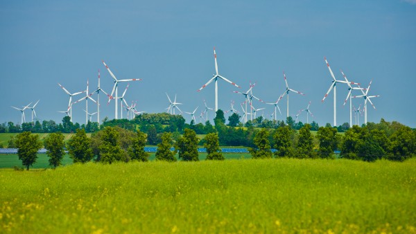 Windpark und Solarpark an Land