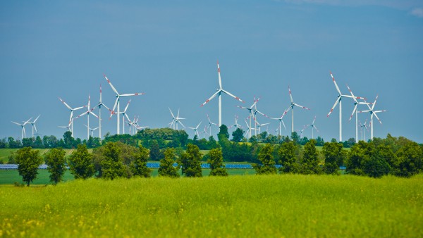 Windpark und Solarpark an Land