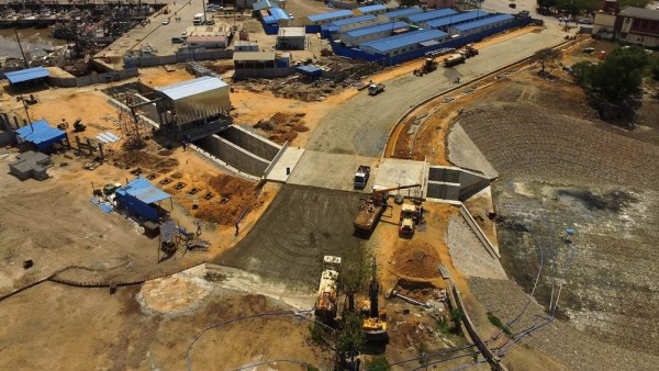 Bau des Sperrwerks Beira