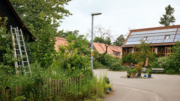Straße mit Einfamilienhäuser und Fotovoltaik-Anlagen