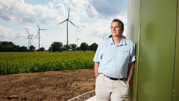 Bürgermeister Weber vor Windmühlen