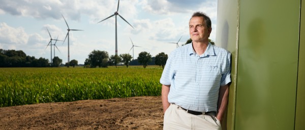 Bürgermeister Weber vor Windmühlen