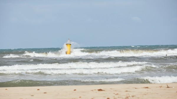 Besichtigung des Küstenschutzschutzprojekts in Hammam Sousse mit rehabilitiertem Strand.