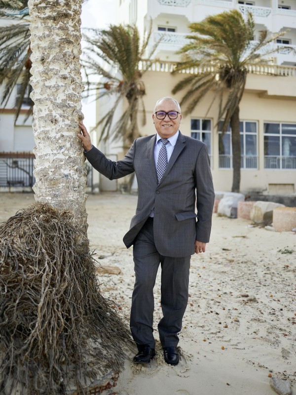 Küstenschutzschutzprojekt in Hammam Sousse mit rehabilitiertem Strand. Der Besitzer des Hotels im Hintergrund steht neben der Palme, bis zu der das Wasser reichte, bevor der Küstenschutz installiert wurde.