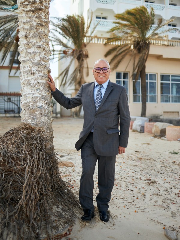 Küstenschutzschutzprojekt in Hammam Sousse mit rehabilitiertem Strand. Der Besitzer des Hotels im Hintergrund steht neben der Palme, bis zu der das Wasser reichte, bevor der Küstenschutz installiert wurde.