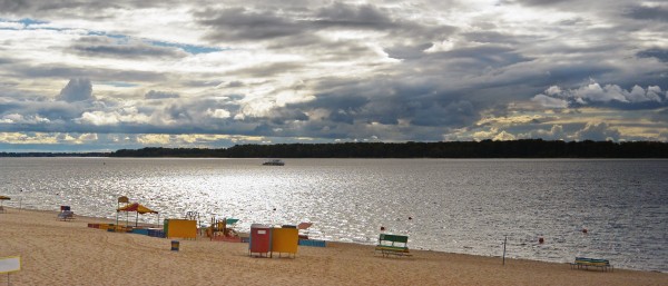 Landschaftsaufnahme eines Strandes bei wechselhaften Wetter mit dunkelen Wolken