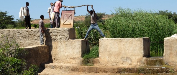 Männer an einem Stauwehr in Äthiopien