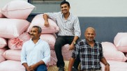 Kurian George, George Thomas und Kurian Mathew (v.l.n.r.) Gründer von Bio-Lutions, einem Startup zur Herstellung von Verpackungsmaterial aus Pflanzenresten in Mandya