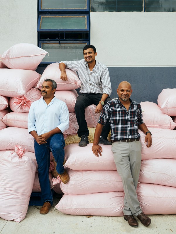 Kurian George, George Thomas und Kurian Mathew (v.l.n.r.) Gründer von Bio-Lutions, einem Startup zur Herstellung von Verpackungsmaterial aus Pflanzenresten in Mandya