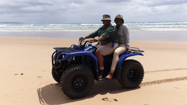 Jabu Dludla und Qhikiza Ngwenya von EKZNW testen das neue Quad Bike