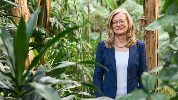 Christiane Laibach Mitglied des Vorstands der KfW im Palmenhaus des Palmengartens