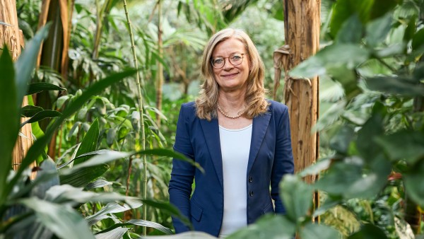 Christiane Laibach Mitglied des Vorstands der KfW im Palmenhaus des Palmengartens