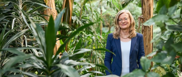 Christiane Laibach Mitglied des Vorstands der KfW im Palmenhaus des Palmengartens