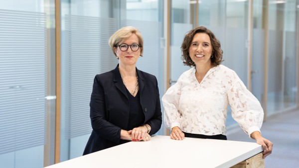 Zwei Mitarbeiterinnen im Büro der Bankengruppe KfW, rechts ist Frau Katrin Reich aus GSO und links ist Frau Bettina Dorendorf aus SIS2.