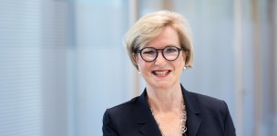 Portraitphoto of female employee- Mrs. Bettina Dorendorf of SIS2 in office of Bank Group KfW.