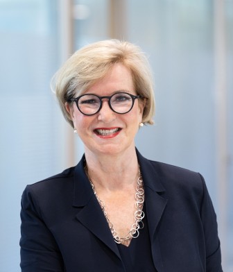 Portraitphoto of female employee- Mrs. Bettina Dorendorf of SIS2 in office of Bank Group KfW.