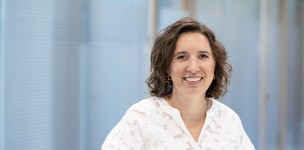 Portraitphoto of female employee- Mrs. Katrin Reich of GS0 in office of Bank Group KfW.