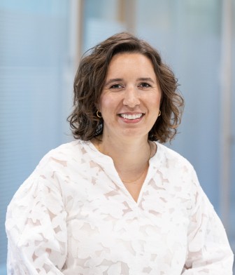 Portraitphoto of female employee- Mrs. Katrin Reich of GS0 in office of Bank Group KfW.