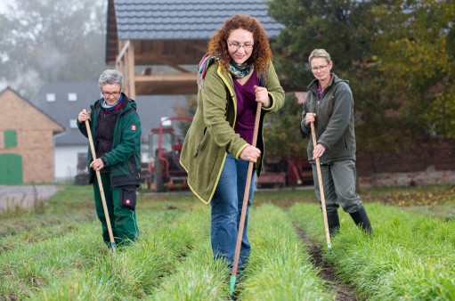 Nagola Re - Christina Grätz und ihr Team beackern landwirtschaftlichen Boden