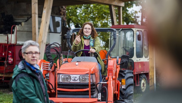 Nagola Re - Christina Grätz auf einem Traktor