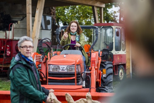 Nagola Re - Christina Grätz auf einem Traktor
