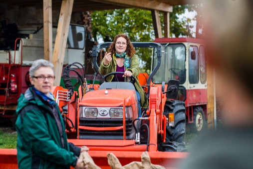 Nagola Re - Christina Grätz auf einem Traktor