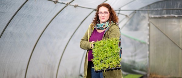 Die Natura-Re-Gründerin Christina Grätz steht in einem Gewächshaus