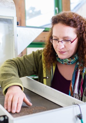 Portrait - Nagola-Re-Unternehmerin Christina Grätz bei der Arbeit