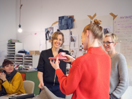 Anna Yona mit drei Mitarbeiterinnen im Gespräch.