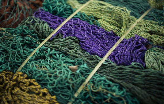 Alte, gebrauchte Fischernetze in unterschiedlichen Farben