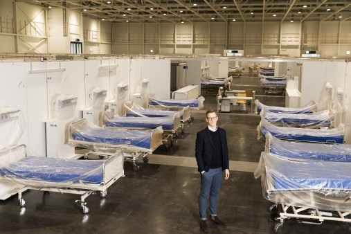  Tim Karusseit from Hoffmann in the makeshift hospital at the Hanover Fair. His company built the partitions.