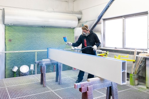  An employee in the paint shop of the Hoffmann company from Hanover