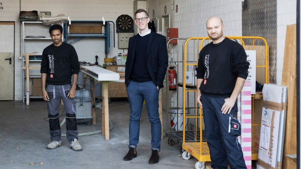 Gründer Tim Karußeit mit den Mitarbeitern der Werkstätten Hoffmann aus Hannover