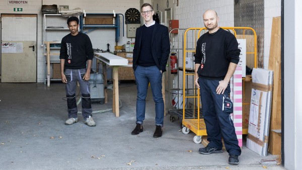 Gründer Tim Karußeit mit den Mitarbeitern der Werkstätten Hoffmann aus Hannover