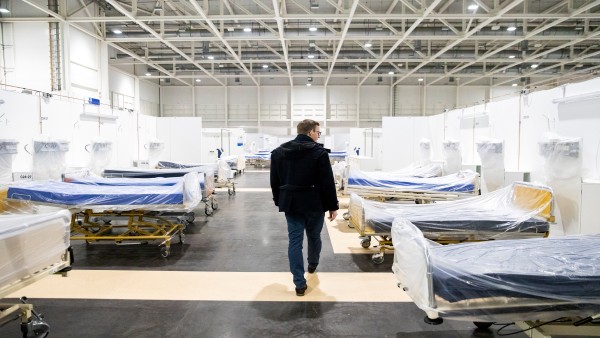 Tim Karusseit in the makeshift hospital at the Hanover Fair. His company Hoffmann built the partition walls.