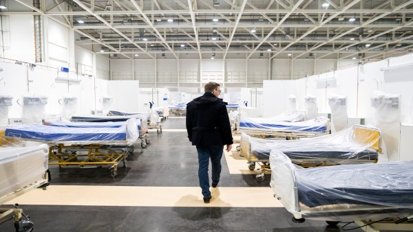 Tim Karußeit im Behelfskrankenhaus auf der Messe Hannover. Seine Firma Hoffmann hat die Trennwände gebaut. 